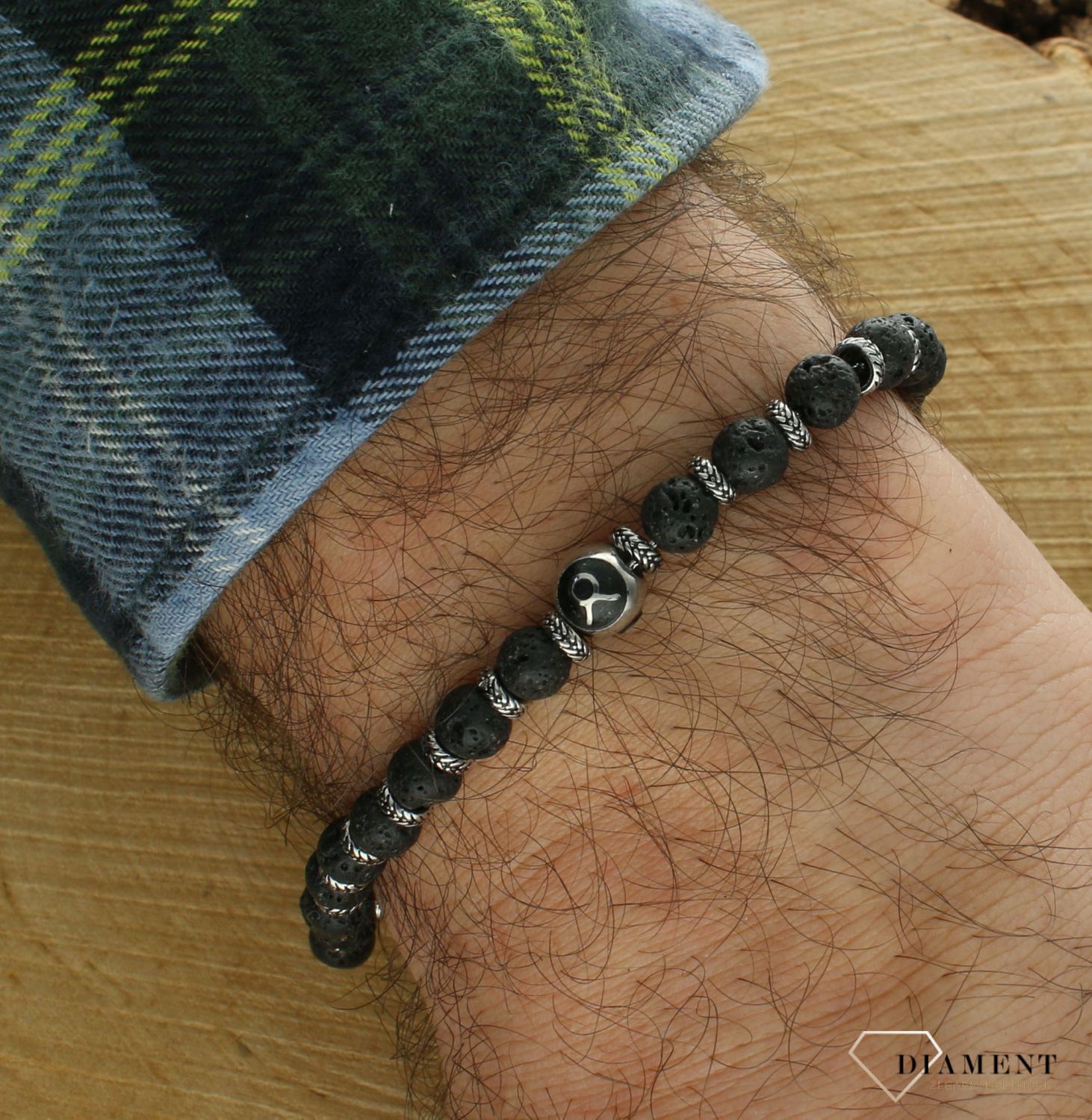 Bransoletka męska Lawa wulkaniczna i znak zodiaku Byk NOMINATION 027928 002 z kolekcji Instinctstyle to oryginalny, męski dodatek, który będzie pasował do każdej stylizacji, zarówno eleganckiej jak i sportowej. Kamienie z lawy wulkanicznej.webp